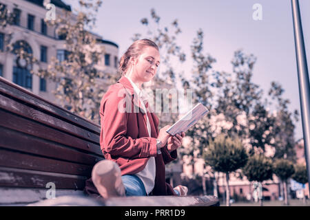 Belle danseuse heureux assis sur le banc Banque D'Images