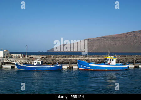 Lanzarote, îles Canaries, Espagne : bateaux de pêche dans le port de Caleta de Sebo, le principal village de La Graciosa, la plus grande île de l'archipel Chinijo Banque D'Images