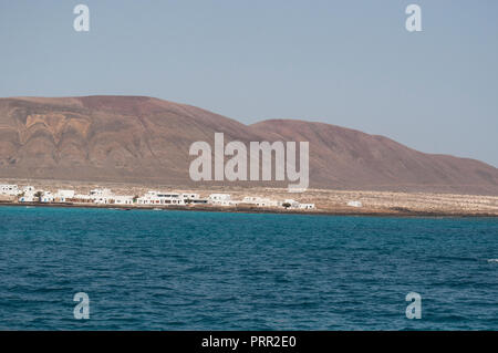 Lanzarote, Îles Canaries - Océan Atlantique et vue panoramique sur les toits de La Graciosa, la principale île de l'archipel Chinijo Banque D'Images