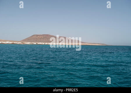 Lanzarote, Îles Canaries - Océan Atlantique et vue panoramique sur les toits de La Graciosa, la principale île de l'archipel Chinijo Banque D'Images