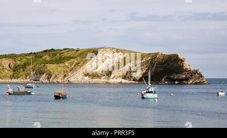 Crique de Lulworth Cove, un site du patrimoine mondial dans le Dorset, dans le sud de l'Angleterre. Banque D'Images