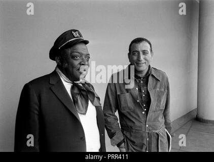 Leader du groupe Count Basie et chanteur Tony Bennett au cours d'une pause au Royal Festival Hall en 1970 Banque D'Images