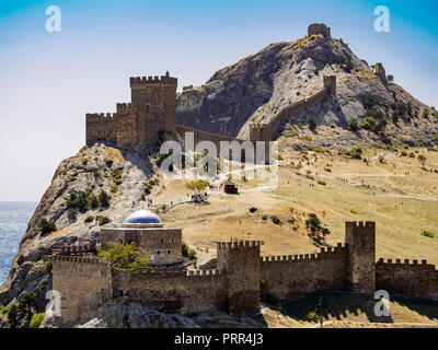 Vue d'été de ville à Sudak forteresse génoise Banque D'Images