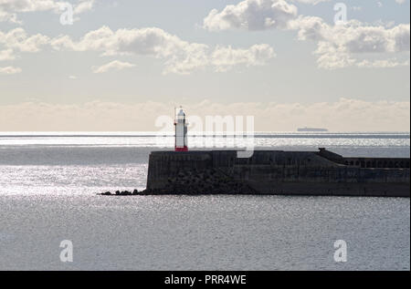 Port de Newhaven phare à la fin de la mur du port. Banque D'Images