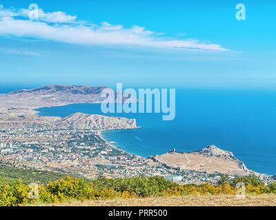 Vue d'été de ville à Sudak forteresse génoise et Sudak bay Banque D'Images