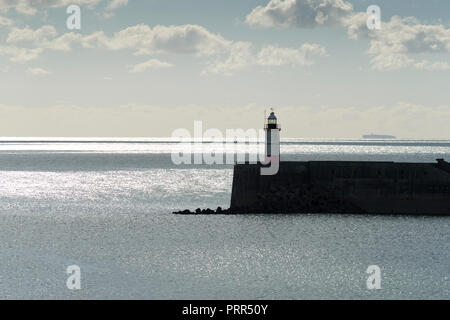 Port de Newhaven phare à la fin de la mur du port. Banque D'Images