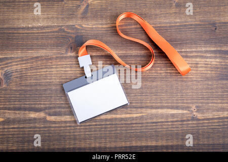 L'identité du personnel blanc vide avec orange maquette longe. Nom de tag, carte d'identité Banque D'Images