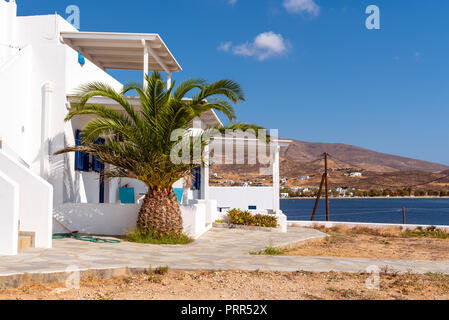 Maison blanchie à la chaux dans le style traditionnel des Cyclades à Livadi ville. L'île de Sérifos. Grèce Banque D'Images