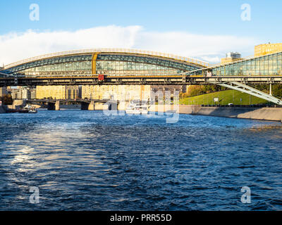 Moscou, Russie - le 27 septembre 2018 : avis de bateaux près de Bogdan Khmelnitski (Pont ferroviaire) dans la ville de Moscou à partir de la rivière Moskva en automne ensoleillé Banque D'Images