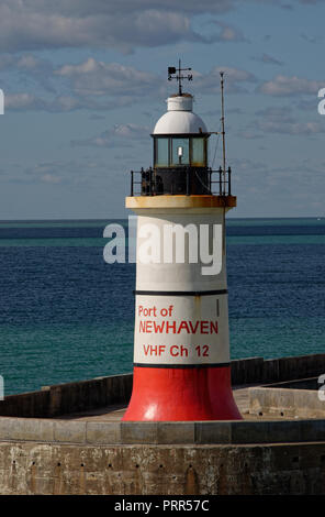 Port de Newhaven phare à la fin de la mur du port. Banque D'Images