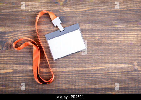 L'identité du personnel blanc vide avec orange maquette longe. Nom de tag, carte d'identité Banque D'Images