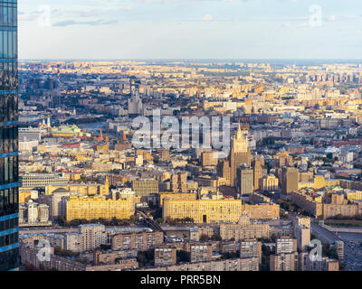 Vue aérienne du centre de Moscou avec la plate-forme d'observation du Kremlin Port élevé 354 dans la ville de Moscou à l'automne coucher du soleil Banque D'Images