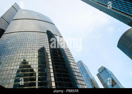 Moscou, Russie - 30 septembre 2018 : Vue de dessous de l'un à partir de la Russie à Moscou Tours Centre d'affaires international. La construction de tours a été st Banque D'Images