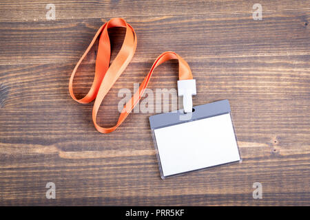 L'identité du personnel blanc vide avec orange maquette longe. Nom de tag, carte d'identité Banque D'Images
