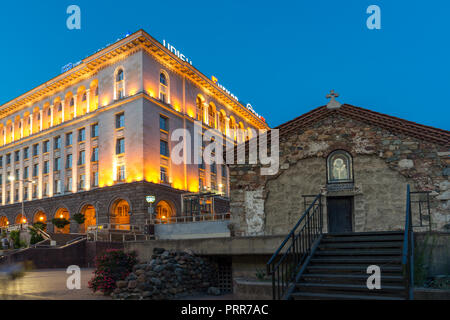 SOFIA, BULGARIE - 21 juillet 2017 : vue de la nuit de Saint Petka Eglise dans Sofia, Bulgarie Banque D'Images