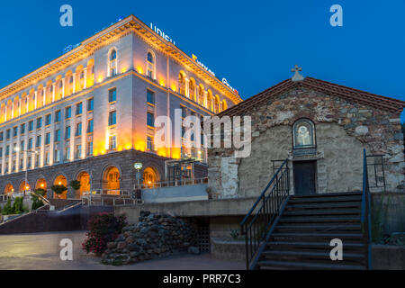 SOFIA, BULGARIE - 21 juillet 2017 : vue de la nuit de Saint Petka Eglise dans Sofia, Bulgarie Banque D'Images