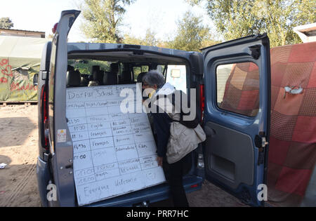 25 octobre 2016 - Calais, France : les travailleurs des ONG du Secours Catholique déposer du matériel scolaire de l'école 'Darfur' dans la jungle de Calais camp migrants avant sa démolition. Demantelement de la jungle de Calais, l'un des plus grands camps de migrants au monde. *** FRANCE / PAS DE VENTES DE MÉDIAS FRANÇAIS *** Banque D'Images