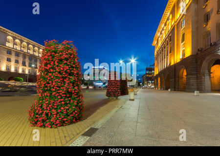 SOFIA, BULGARIE - 21 juillet 2017 : la nuit photo de la place de l'indépendance et de Sainte-sophie monument à ville de Sofia, Bulgarie Banque D'Images