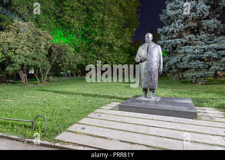 SOFIA, BULGARIE - 21 juillet 2017 : la nuit photo de monument d'Atanas Burov à Sofia, Bulgarie Banque D'Images