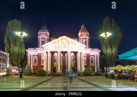 SOFIA, BULGARIE - 21 juillet 2017 Photo de nuit : Théâtre National Ivan Vazov à Sofia, Bulgarie Banque D'Images