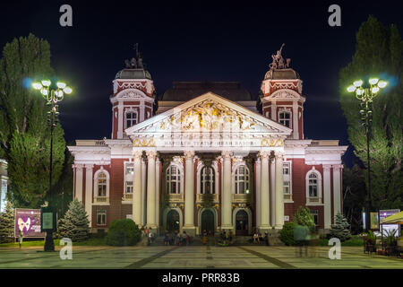 SOFIA, BULGARIE - 21 juillet 2017 Photo de nuit : Théâtre National Ivan Vazov à Sofia, Bulgarie Banque D'Images