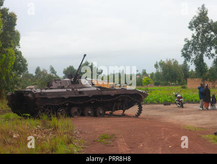 Ancien réservoir de la guerre civile dans un village abandonné, province de Bié, Kuito, Angola Banque D'Images