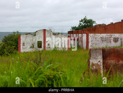 Ancien bâtiment colonial portugais en ruine, la province de Malanje, Malanje, Angola Banque D'Images