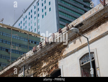 Vieux bâtiment colonial en face des gratte-ciel, la Province de Luanda, Luanda, Angola Banque D'Images