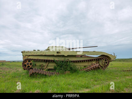 Épave du réservoir de la guerre civile dans un champ, la province de Huila, Caconda, Angola Banque D'Images