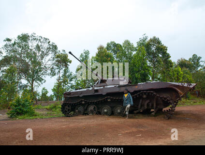 Enfants angolais debout devant un ancien réservoir de la guerre civile, province de Bié, Kuito, Angola Banque D'Images