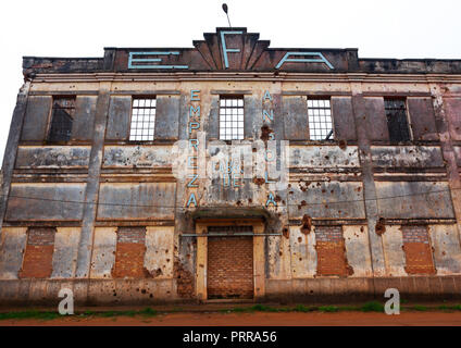 Bâtiment abandonné de Empreza fabrica de Angola, province de Bié, Kuito, Angola Banque D'Images