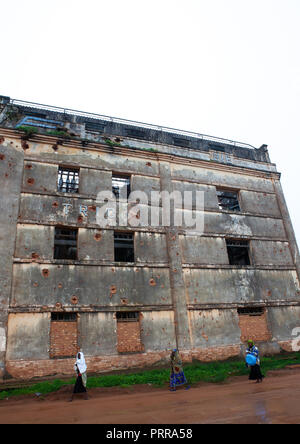 Bâtiment abandonné de Empreza fabrica de Angola, province de Bié, Kuito, Angola Banque D'Images