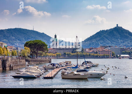 Pier avec de nombreux bateaux amarrés et Côme avec sa cathédrale en arrière-plan, le lac de Côme, Lombardie, Italie Banque D'Images