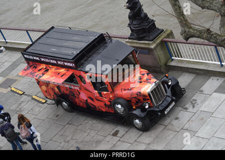 Waterloo Bridge, London, UK. 10 mars 2017 sur la rive sud de la Tamise. Van (Bonkers et britannique) la vente de vin chaud, cidre épicé chaud et whiskey Banque D'Images