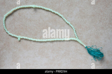 Misbaha musulman ou chapelet, utilisé par les musulmans comme une aide en disant Dhikr / zikr. Banque D'Images