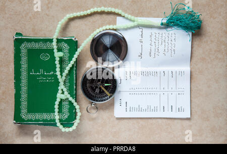 Bien-utilisé Quibla / Qibla compass (où les musulmans utiliser pour trouver la direction de La Mecque) avec fort, instructions de l'arabe et Misbaha chapelet Banque D'Images