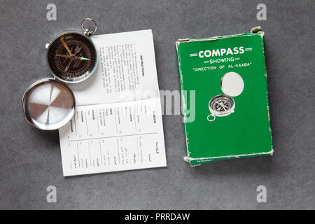 Bien-utilisé Quibla / Qibla compass (où les musulmans utiliser pour trouver la direction de la Ka'abah à La Mecque), avec fort et des instructions en anglais. Banque D'Images