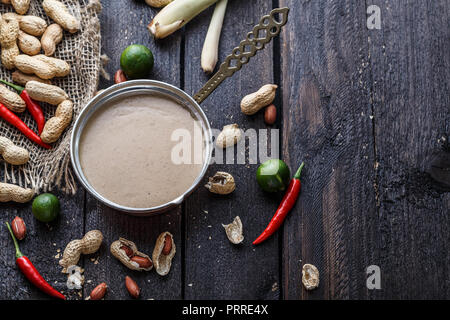 Ingrédients pour la sauce d'arachide sur une table, copy space Banque D'Images