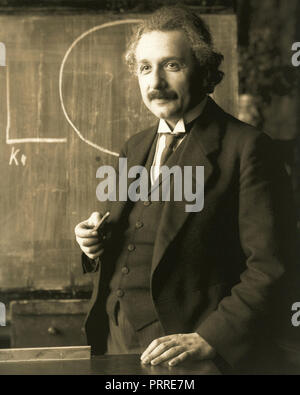 Albert Einstein (14 mars 1879 - 18 avril 1955) était un physicien théoricien américain d'origine allemande qui a développé la théorie de la relativité. Banque D'Images