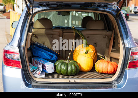 Nashville, TN, USA-9/29/18 : un VUS coffre est ouvert, montrant une variété de melons. Banque D'Images