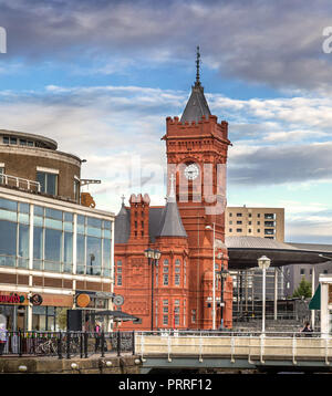 Vue sur le bâtiment de Mermaid Quay Pierhead dans la baie de Cardiff, Pays de Galles. Banque D'Images