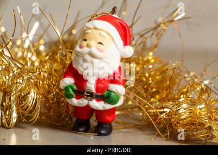 Santa Claus figurine d'or et de guirlandes de décoration pour Noël Banque D'Images