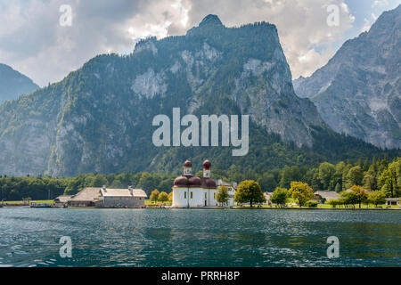 Saint Bartholomä au lac Königssee en face de la massif du Watzmann, parc national de Berchtesgaden, Berchtesgadener Land Banque D'Images