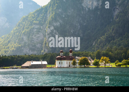 Saint Bartholomä au lac Königssee en face de la massif du Watzmann, parc national de Berchtesgaden, Berchtesgadener Land Banque D'Images