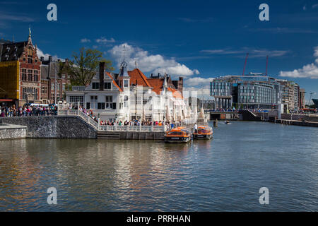 Quai pour des croisières sur le canal à la Centraal Station, Amsterdam, Pays-Bas Banque D'Images