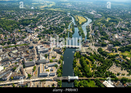 Le centre-ville de Mülheim avec vue sur Ruhrbania Ruhrpromenade, Ruhr, et l'Hôtel de Ville, StadtQuartiers Schlossstraße, LP Banque D'Images