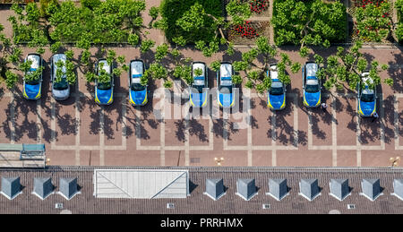 Parking en face du siège de la police à Oberhausen, bleu et vert, la queue des voitures de police, d'un terrain de stationnement avec des arbres Banque D'Images
