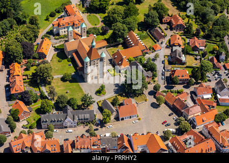 Collégiale Saint Bonifatius avec ville, district de Freckenhorst, Warendorf, Münsterland, Rhénanie du Nord-Westphalie, Allemagne Banque D'Images