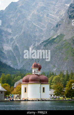 Saint Bartholomä au lac Königssee en face de la massif du Watzmann, parc national de Berchtesgaden, Berchtesgadener Land Banque D'Images