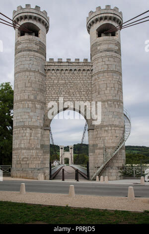 Pont de la Caille (Les ponts de la Caille) est un pont suspendu dans les Alpes françaises, près d'Annecy, conçu pour permettre la traversée de la rivière Usses. Banque D'Images